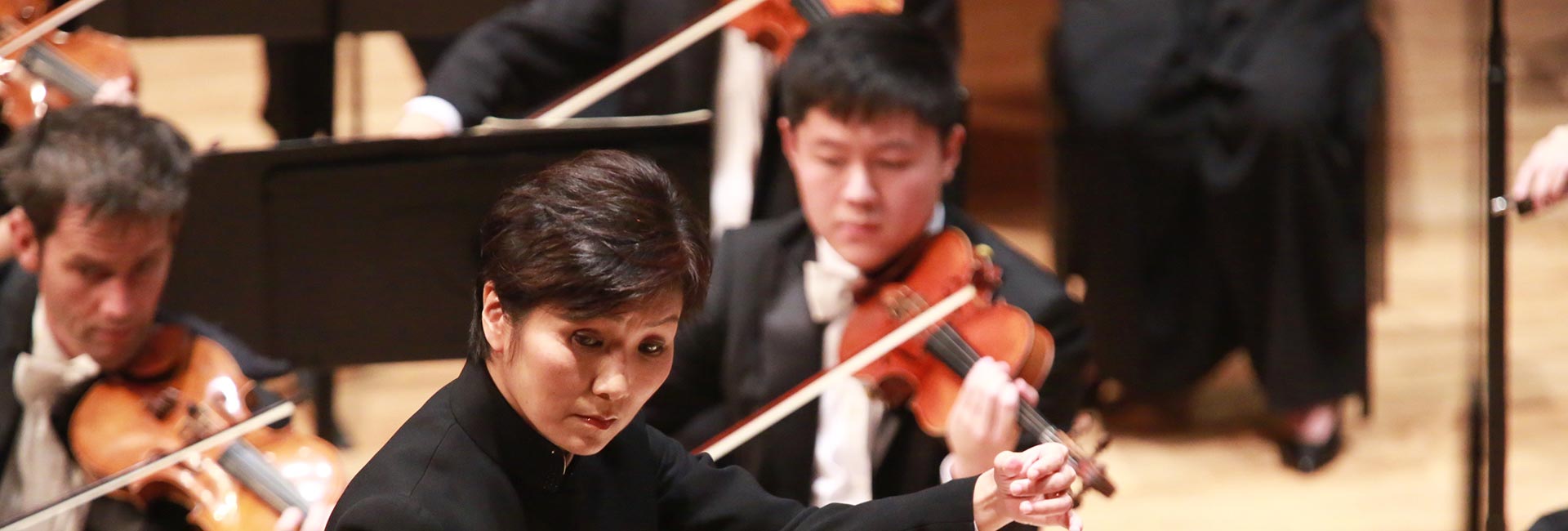 Yip Wing-sie dirigiert das Hong Kong Sinfonietta