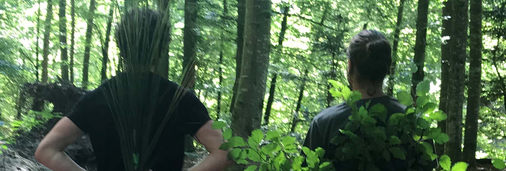 zwei Personen im Wald